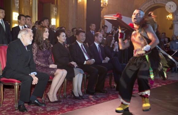 La duchesse Catherine de Cambridge (en robe Dolce and Gabbana) et le prince William étaient le 21 octobre 2015 aux côtés du président chinois Xi Jinping et son épouse Peng Luyan à Lancaster House, à Londres, pour une série d'événements dans le cadre de leur visite officielle de quatre jours au Royaume-Uni. Kung Fu Panda, Poldark ou encore Matilda étaient au programme !