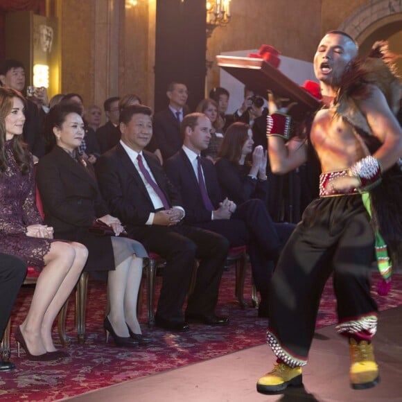 La duchesse Catherine de Cambridge (en robe Dolce and Gabbana) et le prince William étaient le 21 octobre 2015 aux côtés du président chinois Xi Jinping et son épouse Peng Luyan à Lancaster House, à Londres, pour une série d'événements dans le cadre de leur visite officielle de quatre jours au Royaume-Uni. Kung Fu Panda, Poldark ou encore Matilda étaient au programme !