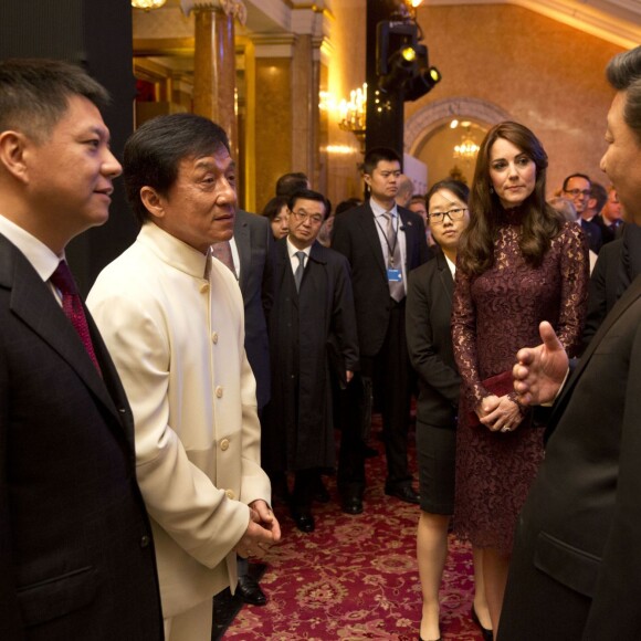 Jackie Chan était de la partie ! La duchesse Catherine de Cambridge (en robe Dolce and Gabbana) et le prince William étaient le 21 octobre 2015 aux côtés du président chinois Xi Jinping et son épouse Peng Luyan à Lancaster House, à Londres, pour une série d'événements dans le cadre de leur visite officielle de quatre jours au Royaume-Uni. Kung Fu Panda, Poldark ou encore Matilda étaient au programme !