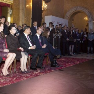 La duchesse Catherine de Cambridge (en robe Dolce and Gabbana) et le prince William ont assisté le 21 octobre 2015 aux côtés du président chinois Xi Jinping et son épouse Peng Luyan à la présentation d'un extrait de la comédie musicale Matilda à Lancaster House, à Londres.