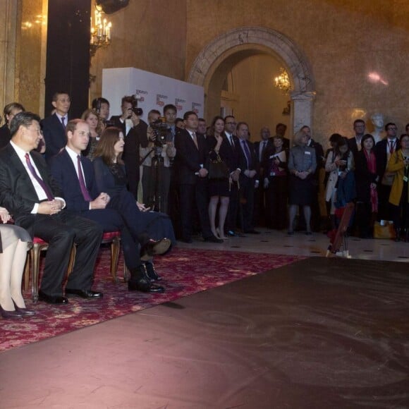 La duchesse Catherine de Cambridge (en robe Dolce and Gabbana) et le prince William ont assisté le 21 octobre 2015 aux côtés du président chinois Xi Jinping et son épouse Peng Luyan à la présentation d'un extrait de la comédie musicale Matilda à Lancaster House, à Londres.