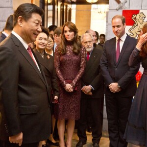 La duchesse Catherine de Cambridge (en robe Dolce and Gabbana) et le prince William étaient le 21 octobre 2015 aux côtés du président chinois Xi Jinping et son épouse Peng Luyan à Lancaster House, à Londres, pour une série d'événements dans le cadre de leur visite officielle de quatre jours au Royaume-Uni. Kung Fu Panda, Poldark ou encore Matilda étaient au programme !