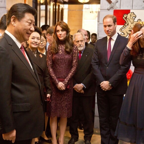 La duchesse Catherine de Cambridge (en robe Dolce and Gabbana) et le prince William étaient le 21 octobre 2015 aux côtés du président chinois Xi Jinping et son épouse Peng Luyan à Lancaster House, à Londres, pour une série d'événements dans le cadre de leur visite officielle de quatre jours au Royaume-Uni. Kung Fu Panda, Poldark ou encore Matilda étaient au programme !