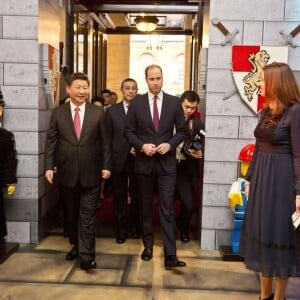 La duchesse Catherine de Cambridge (en robe Dolce and Gabbana) et le prince William étaient le 21 octobre 2015 aux côtés du président chinois Xi Jinping et son épouse Peng Luyan à Lancaster House, à Londres, pour une série d'événements dans le cadre de leur visite officielle de quatre jours au Royaume-Uni. Kung Fu Panda, Poldark ou encore Matilda étaient au programme !