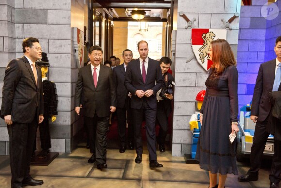 La duchesse Catherine de Cambridge (en robe Dolce and Gabbana) et le prince William étaient le 21 octobre 2015 aux côtés du président chinois Xi Jinping et son épouse Peng Luyan à Lancaster House, à Londres, pour une série d'événements dans le cadre de leur visite officielle de quatre jours au Royaume-Uni. Kung Fu Panda, Poldark ou encore Matilda étaient au programme !