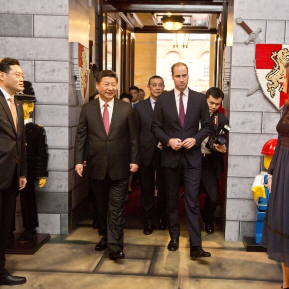 La duchesse Catherine de Cambridge (en robe Dolce and Gabbana) et le prince William étaient le 21 octobre 2015 aux côtés du président chinois Xi Jinping et son épouse Peng Luyan à Lancaster House, à Londres, pour une série d'événements dans le cadre de leur visite officielle de quatre jours au Royaume-Uni. Kung Fu Panda, Poldark ou encore Matilda étaient au programme !