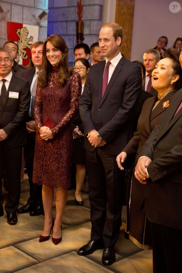 La duchesse Catherine de Cambridge (en robe Dolce and Gabbana) et le prince William étaient le 21 octobre 2015 aux côtés du président chinois Xi Jinping et son épouse Peng Luyan à Lancaster House, à Londres, pour une série d'événements dans le cadre de leur visite officielle de quatre jours au Royaume-Uni. Kung Fu Panda, Poldark ou encore Matilda étaient au programme !