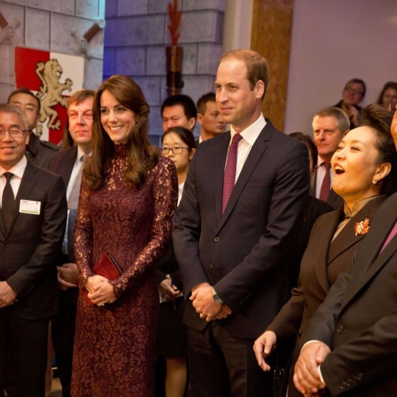 La duchesse Catherine de Cambridge (en robe Dolce and Gabbana) et le prince William étaient le 21 octobre 2015 aux côtés du président chinois Xi Jinping et son épouse Peng Luyan à Lancaster House, à Londres, pour une série d'événements dans le cadre de leur visite officielle de quatre jours au Royaume-Uni. Kung Fu Panda, Poldark ou encore Matilda étaient au programme !