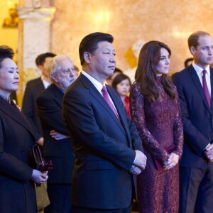 La duchesse Catherine de Cambridge (en robe Dolce and Gabbana) et le prince William étaient le 21 octobre 2015 aux côtés du président chinois Xi Jinping et son épouse Peng Luyan à Lancaster House, à Londres, pour une série d'événements dans le cadre de leur visite officielle de quatre jours au Royaume-Uni. Kung Fu Panda, Poldark ou encore Matilda étaient au programme !