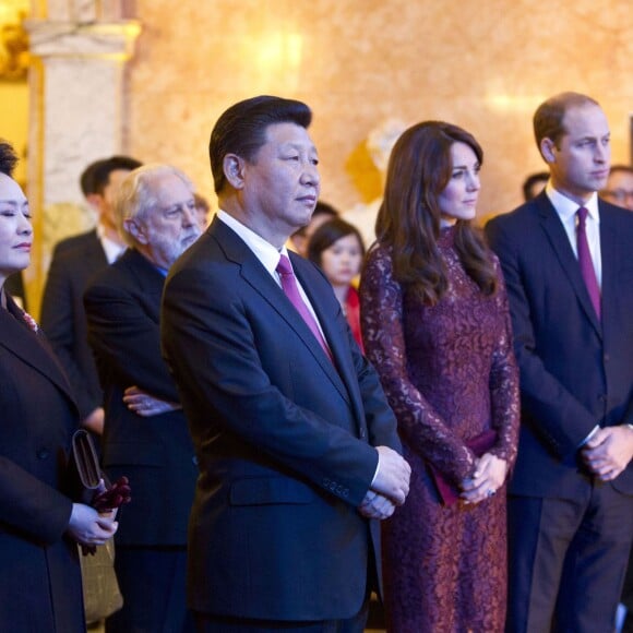 La duchesse Catherine de Cambridge (en robe Dolce and Gabbana) et le prince William étaient le 21 octobre 2015 aux côtés du président chinois Xi Jinping et son épouse Peng Luyan à Lancaster House, à Londres, pour une série d'événements dans le cadre de leur visite officielle de quatre jours au Royaume-Uni. Kung Fu Panda, Poldark ou encore Matilda étaient au programme !