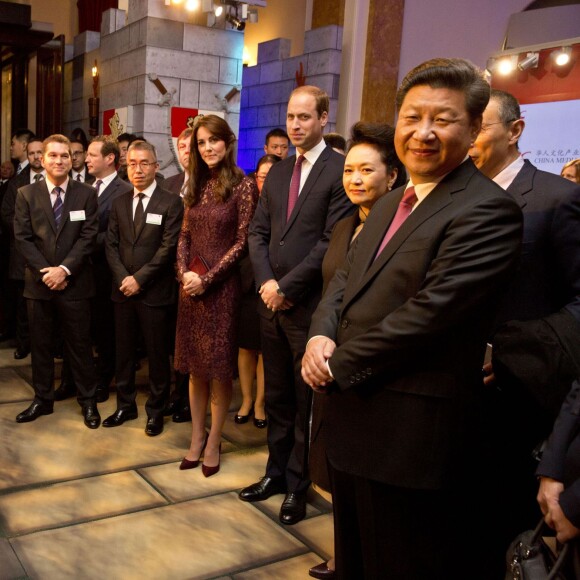 La duchesse Catherine de Cambridge (en robe Dolce and Gabbana) et le prince William étaient le 21 octobre 2015 aux côtés du président chinois Xi Jinping et son épouse Peng Luyan à Lancaster House, à Londres, pour une série d'événements dans le cadre de leur visite officielle de quatre jours au Royaume-Uni. Kung Fu Panda, Poldark ou encore Matilda étaient au programme !