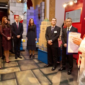 La duchesse Catherine de Cambridge (en robe Dolce and Gabbana) et le prince William étaient le 21 octobre 2015 aux côtés du président chinois Xi Jinping et son épouse Peng Luyan à Lancaster House, à Londres, pour une série d'événements dans le cadre de leur visite officielle de quatre jours au Royaume-Uni. Kung Fu Panda, Poldark ou encore Matilda étaient au programme !