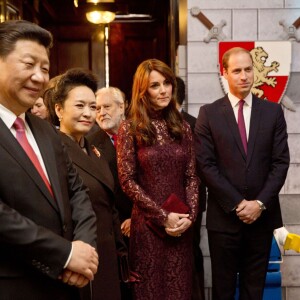 La duchesse Catherine de Cambridge (en robe Dolce and Gabbana) et le prince William étaient le 21 octobre 2015 aux côtés du président chinois Xi Jinping et son épouse Peng Luyan à Lancaster House, à Londres, pour une série d'événements dans le cadre de leur visite officielle de quatre jours au Royaume-Uni. Kung Fu Panda, Poldark ou encore Matilda étaient au programme !