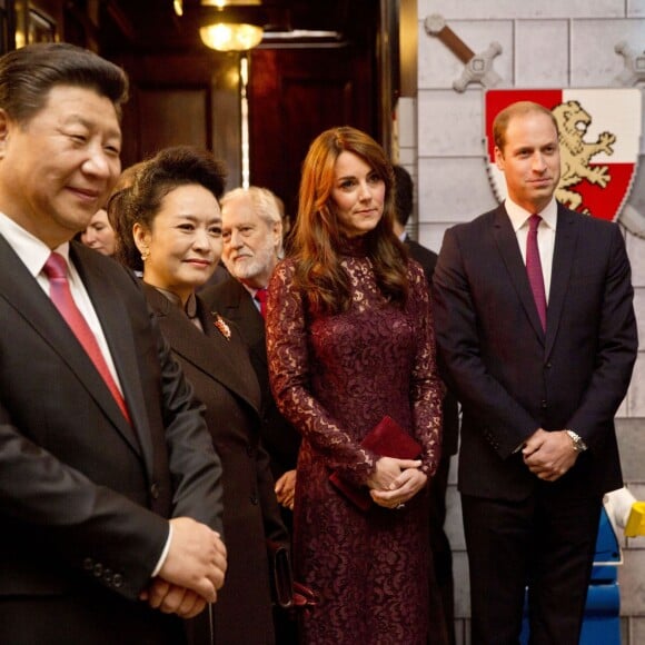 La duchesse Catherine de Cambridge (en robe Dolce and Gabbana) et le prince William étaient le 21 octobre 2015 aux côtés du président chinois Xi Jinping et son épouse Peng Luyan à Lancaster House, à Londres, pour une série d'événements dans le cadre de leur visite officielle de quatre jours au Royaume-Uni. Kung Fu Panda, Poldark ou encore Matilda étaient au programme !