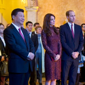 La duchesse Catherine de Cambridge (en robe Dolce and Gabbana) et le prince William étaient le 21 octobre 2015 aux côtés du président chinois Xi Jinping et son épouse Peng Luyan à Lancaster House, à Londres, pour une série d'événements dans le cadre de leur visite officielle de quatre jours au Royaume-Uni. Kung Fu Panda, Poldark ou encore Matilda étaient au programme !