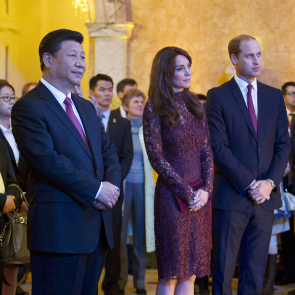 La duchesse Catherine de Cambridge (en robe Dolce and Gabbana) et le prince William étaient le 21 octobre 2015 aux côtés du président chinois Xi Jinping et son épouse Peng Luyan à Lancaster House, à Londres, pour une série d'événements dans le cadre de leur visite officielle de quatre jours au Royaume-Uni. Kung Fu Panda, Poldark ou encore Matilda étaient au programme !