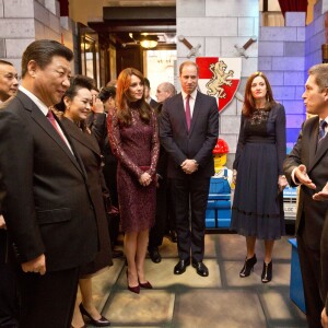 La duchesse Catherine de Cambridge (en robe Dolce and Gabbana) et le prince William étaient le 21 octobre 2015 aux côtés du président chinois Xi Jinping et son épouse Peng Luyan à Lancaster House, à Londres, pour une série d'événements dans le cadre de leur visite officielle de quatre jours au Royaume-Uni. Kung Fu Panda, Poldark ou encore Matilda étaient au programme !