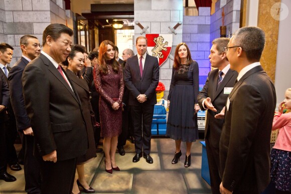 La duchesse Catherine de Cambridge (en robe Dolce and Gabbana) et le prince William étaient le 21 octobre 2015 aux côtés du président chinois Xi Jinping et son épouse Peng Luyan à Lancaster House, à Londres, pour une série d'événements dans le cadre de leur visite officielle de quatre jours au Royaume-Uni. Kung Fu Panda, Poldark ou encore Matilda étaient au programme !