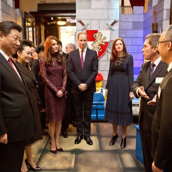 La duchesse Catherine de Cambridge (en robe Dolce and Gabbana) et le prince William étaient le 21 octobre 2015 aux côtés du président chinois Xi Jinping et son épouse Peng Luyan à Lancaster House, à Londres, pour une série d'événements dans le cadre de leur visite officielle de quatre jours au Royaume-Uni. Kung Fu Panda, Poldark ou encore Matilda étaient au programme !