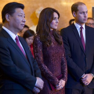 La duchesse Catherine de Cambridge (en robe Dolce and Gabbana) et le prince William étaient le 21 octobre 2015 aux côtés du président chinois Xi Jinping et son épouse Peng Luyan à Lancaster House, à Londres, pour une série d'événements dans le cadre de leur visite officielle de quatre jours au Royaume-Uni. Kung Fu Panda, Poldark ou encore Matilda étaient au programme !