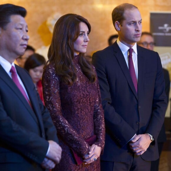 La duchesse Catherine de Cambridge (en robe Dolce and Gabbana) et le prince William étaient le 21 octobre 2015 aux côtés du président chinois Xi Jinping et son épouse Peng Luyan à Lancaster House, à Londres, pour une série d'événements dans le cadre de leur visite officielle de quatre jours au Royaume-Uni. Kung Fu Panda, Poldark ou encore Matilda étaient au programme !