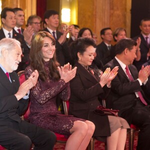 La duchesse Catherine de Cambridge (en robe Dolce and Gabbana) et le prince William ont assisté le 21 octobre 2015 aux côtés du président chinois Xi Jinping et son épouse Peng Luyan à la présentation d'un extrait de la comédie musicale Matilda à Lancaster House, à Londres.