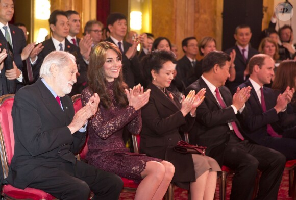 La duchesse Catherine de Cambridge (en robe Dolce and Gabbana) et le prince William ont assisté le 21 octobre 2015 aux côtés du président chinois Xi Jinping et son épouse Peng Luyan à la présentation d'un extrait de la comédie musicale Matilda à Lancaster House, à Londres.