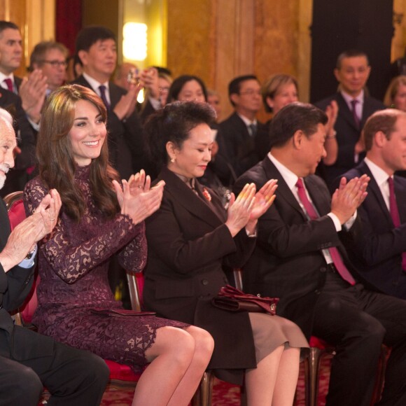 La duchesse Catherine de Cambridge (en robe Dolce and Gabbana) et le prince William ont assisté le 21 octobre 2015 aux côtés du président chinois Xi Jinping et son épouse Peng Luyan à la présentation d'un extrait de la comédie musicale Matilda à Lancaster House, à Londres.