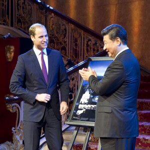 Le duc de Cambridge, président de la BAFTA, a remis un tableau en cadeau au président Jinping. La duchesse Catherine de Cambridge (en robe Dolce and Gabbana) et le prince William étaient le 21 octobre 2015 aux côtés du président chinois Xi Jinping et son épouse Peng Luyan à Lancaster House, à Londres, pour une série d'événements dans le cadre de leur visite officielle de quatre jours au Royaume-Uni. Kung Fu Panda, Poldark ou encore Matilda étaient au programme !