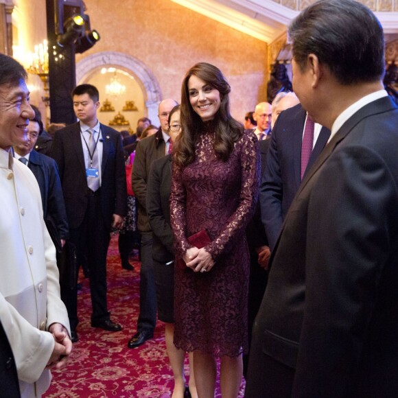 Jackie Chan était de la partie ! La duchesse Catherine de Cambridge (en robe Dolce and Gabbana) et le prince William étaient le 21 octobre 2015 aux côtés du président chinois Xi Jinping et son épouse Peng Luyan à Lancaster House, à Londres, pour une série d'événements dans le cadre de leur visite officielle de quatre jours au Royaume-Uni. Kung Fu Panda, Poldark ou encore Matilda étaient au programme !