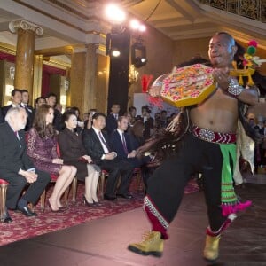 La duchesse Catherine de Cambridge (en robe Dolce and Gabbana) et le prince William étaient le 21 octobre 2015 aux côtés du président chinois Xi Jinping et son épouse Peng Luyan à Lancaster House, à Londres, pour une série d'événements dans le cadre de leur visite officielle de quatre jours au Royaume-Uni. Kung Fu Panda, Poldark ou encore Matilda étaient au programme !