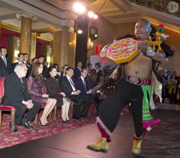 La duchesse Catherine de Cambridge (en robe Dolce and Gabbana) et le prince William étaient le 21 octobre 2015 aux côtés du président chinois Xi Jinping et son épouse Peng Luyan à Lancaster House, à Londres, pour une série d'événements dans le cadre de leur visite officielle de quatre jours au Royaume-Uni. Kung Fu Panda, Poldark ou encore Matilda étaient au programme !