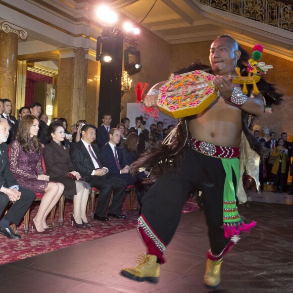 La duchesse Catherine de Cambridge (en robe Dolce and Gabbana) et le prince William étaient le 21 octobre 2015 aux côtés du président chinois Xi Jinping et son épouse Peng Luyan à Lancaster House, à Londres, pour une série d'événements dans le cadre de leur visite officielle de quatre jours au Royaume-Uni. Kung Fu Panda, Poldark ou encore Matilda étaient au programme !