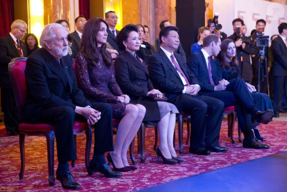La duchesse Catherine de Cambridge (en robe Dolce and Gabbana) et le prince William ont assisté le 21 octobre 2015 aux côtés du président chinois Xi Jinping et son épouse Peng Luyan à la présentation d'un extrait de la comédie musicale Matilda à Lancaster House, à Londres.