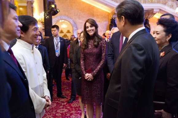 Jackie Chan était de la partie ! La duchesse Catherine de Cambridge (en robe Dolce and Gabbana) et le prince William étaient le 21 octobre 2015 aux côtés du président chinois Xi Jinping et son épouse Peng Luyan à Lancaster House, à Londres, pour une série d'événements dans le cadre de leur visite officielle de quatre jours au Royaume-Uni. Kung Fu Panda, Poldark ou encore Matilda étaient au programme !