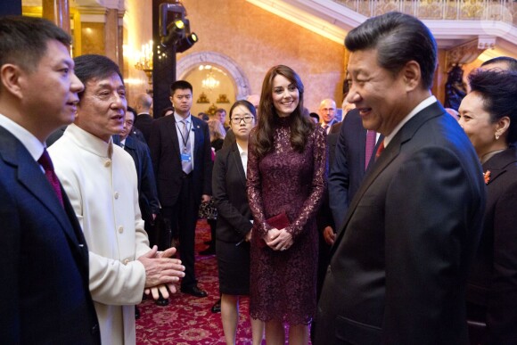Jackie Chan était de la partie ! La duchesse Catherine de Cambridge (en robe Dolce and Gabbana) et le prince William étaient le 21 octobre 2015 aux côtés du président chinois Xi Jinping et son épouse Peng Luyan à Lancaster House, à Londres, pour une série d'événements dans le cadre de leur visite officielle de quatre jours au Royaume-Uni. Kung Fu Panda, Poldark ou encore Matilda étaient au programme !