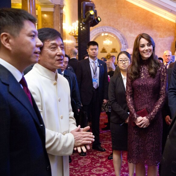 Jackie Chan était de la partie ! La duchesse Catherine de Cambridge (en robe Dolce and Gabbana) et le prince William étaient le 21 octobre 2015 aux côtés du président chinois Xi Jinping et son épouse Peng Luyan à Lancaster House, à Londres, pour une série d'événements dans le cadre de leur visite officielle de quatre jours au Royaume-Uni. Kung Fu Panda, Poldark ou encore Matilda étaient au programme !