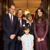 La duchesse Catherine de Cambridge (en robe Dolce and Gabbana) et le prince William ont assisté le 21 octobre 2015 aux côtés du président chinois Xi Jinping et son épouse Peng Luyan à la présentation d'un extrait de la comédie musicale Matilda à Lancaster House, à Londres.
