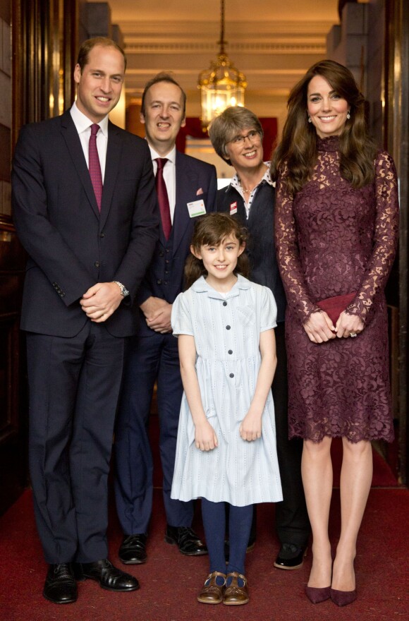 La duchesse Catherine de Cambridge (en robe Dolce and Gabbana) et le prince William ont assisté le 21 octobre 2015 aux côtés du président chinois Xi Jinping et son épouse Peng Luyan à la présentation d'un extrait de la comédie musicale Matilda à Lancaster House, à Londres.