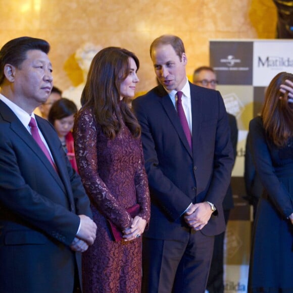 La duchesse Catherine de Cambridge (en robe Dolce and Gabbana) et le prince William étaient le 21 octobre 2015 aux côtés du président chinois Xi Jinping et son épouse Peng Luyan à Lancaster House, à Londres, pour une série d'événements dans le cadre de leur visite officielle de quatre jours au Royaume-Uni. Kung Fu Panda, Poldark ou encore Matilda étaient au programme !