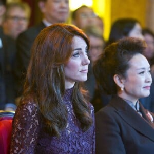 La duchesse Catherine de Cambridge (en robe Dolce and Gabbana) et le prince William étaient le 21 octobre 2015 aux côtés du président chinois Xi Jinping et son épouse Peng Luyan à Lancaster House, à Londres, pour une série d'événements dans le cadre de leur visite officielle de quatre jours au Royaume-Uni. Kung Fu Panda, Poldark ou encore Matilda étaient au programme !