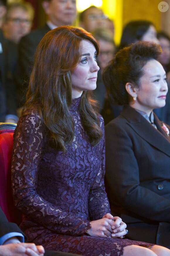 La duchesse Catherine de Cambridge (en robe Dolce and Gabbana) et le prince William étaient le 21 octobre 2015 aux côtés du président chinois Xi Jinping et son épouse Peng Luyan à Lancaster House, à Londres, pour une série d'événements dans le cadre de leur visite officielle de quatre jours au Royaume-Uni. Kung Fu Panda, Poldark ou encore Matilda étaient au programme !