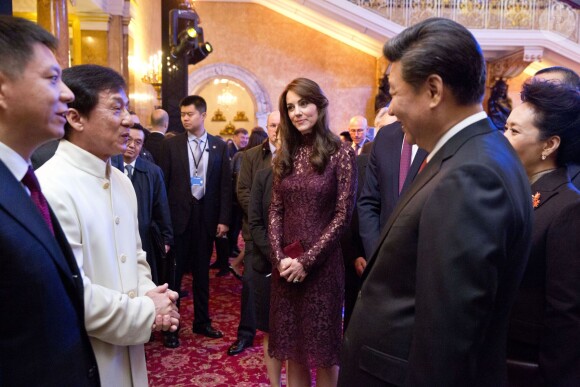 Jackie Chan était de la partie ! La duchesse Catherine de Cambridge (en robe Dolce and Gabbana) et le prince William étaient le 21 octobre 2015 aux côtés du président chinois Xi Jinping et son épouse Peng Luyan à Lancaster House, à Londres, pour une série d'événements dans le cadre de leur visite officielle de quatre jours au Royaume-Uni. Kung Fu Panda, Poldark ou encore Matilda étaient au programme !