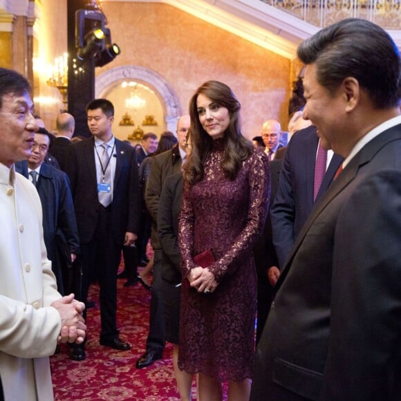 Jackie Chan était de la partie ! La duchesse Catherine de Cambridge (en robe Dolce and Gabbana) et le prince William étaient le 21 octobre 2015 aux côtés du président chinois Xi Jinping et son épouse Peng Luyan à Lancaster House, à Londres, pour une série d'événements dans le cadre de leur visite officielle de quatre jours au Royaume-Uni. Kung Fu Panda, Poldark ou encore Matilda étaient au programme !