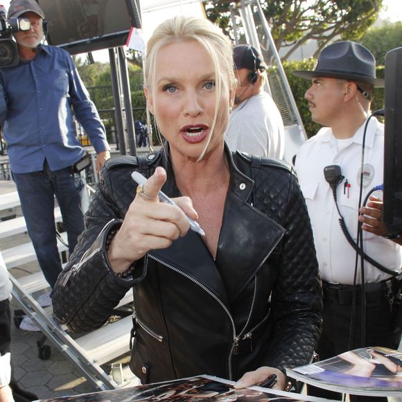 Nicollette Sheridan participe à l'émission "Extra" presentée par Mario Lopez à Universal City, le 19 novembre 2013.