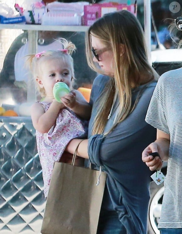 Exclusif - Drew Barrymore se promène avec sa fille Frankie et une amie à Larchmont en Californie le 24 juillet 2015.