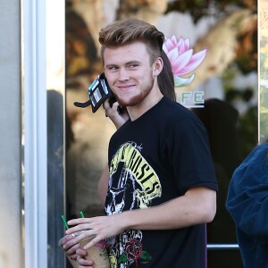 Paris Jackson et son petit-ami Chester Castellaw sont allés prendre un smoothie chez SunLife Organics, à Los Angeles, le 16 mai 2015