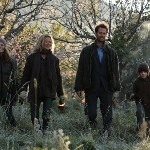 Leo Lorleac'h, Lucie Fagadet, Virginie Efira et Benjamin Lavernhe dans Le goût des merveilles.