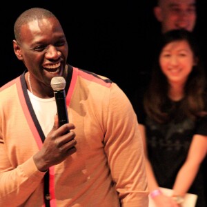 Exclusif - Omar Sy fait le show à la vente aux enchères au profit de l'assocation CéKeDuBonheur lors du 1er Comic Con Paris, festival de la pop culture à la Grande Halle de la Villette le 23 octobre 2015.