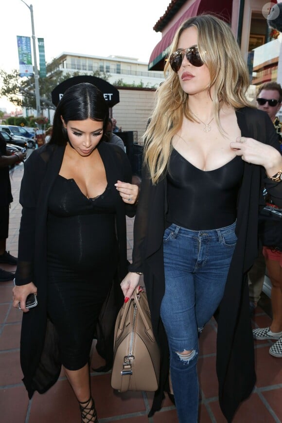 Kim et Khloé Kardashian au restaurant George's de San Diego, le 22 septembre 2015